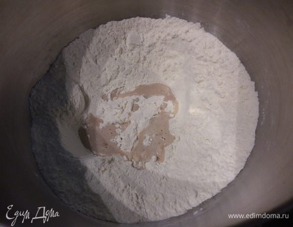 В чаше комбайна смешать просеянную муку, сахар, соль. Дрожжи развести в теплой воде. Влить в муку. 