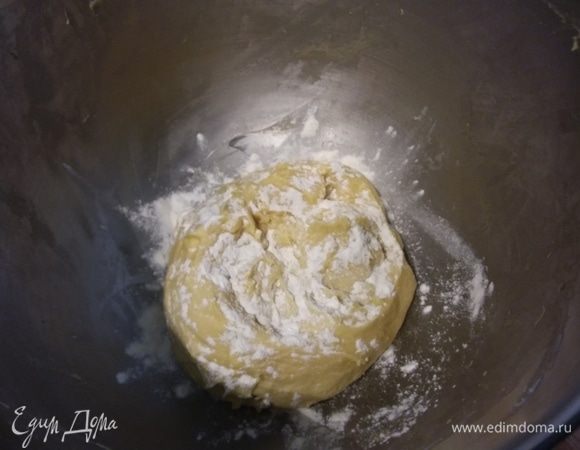 На маленьких оборотах вмешать по одному яйцу средней величины (яйца должны быть комнатной температуры). Когда яйца вмешаны, добавить по кусочками размягченное сливочное масло, замесить мягкое тесто. Присыпать слегка мукой, накрыть пленкой миску и поставить на расстойку в теплое место на 2,5-3 часа. 
