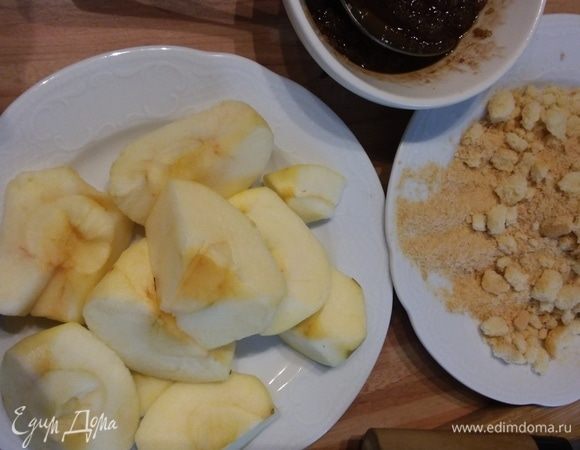 Яблоки очистить и порезать мелким кубиком. Раскрошить печенье, подойдет любое (у меня савоярди). Масло растопить, смешать с сахаром и корицей. 