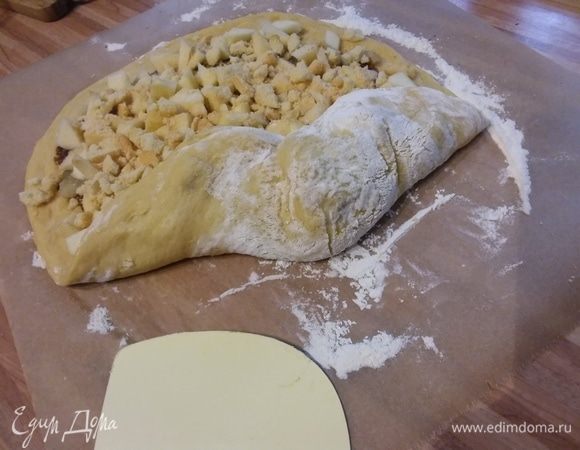 Тут понадобится лопаточка, с помощью которой можно будет справиться с тестом. С помощью лопаточки и пергамента собрать тесто к середине.  Закрепить в центре. 