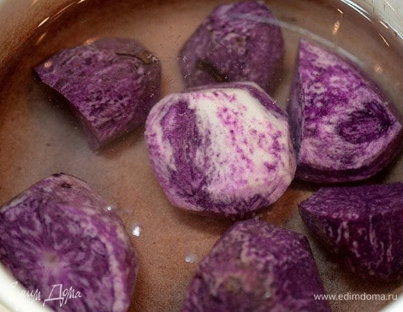 Картофель отварить в подсоленной воде до готовности. Не пугайтесь, у меня сорт фиолетового картофеля. Давно выращиваю цветной картофель и использую только его. Есть еще красный и синий.