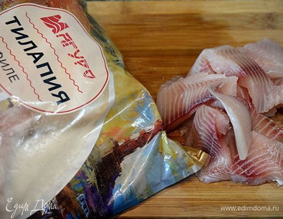 Тилапию нарезать на куски. Для приготовления рыбных блюд я всегда использую рыбу ТМ «Магуро». Мне очень нравится продукция этой марки: рыба обладает высокими вкусовыми качествами, соблюдены все правила заморозки и хранения рыбы.