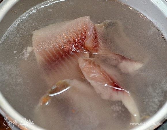 Рыбу также отварить в подсоленной воде до готовности. И картошку, и рыбу варим около 20 минут после закипания.
