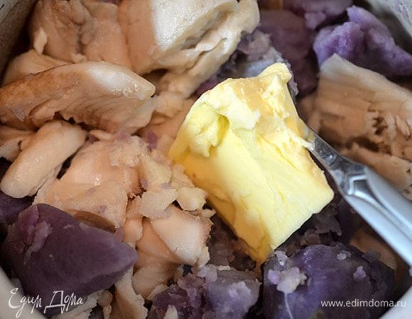 Слить воду, соединить картошку и рыбу. Добавить сливочное масло.