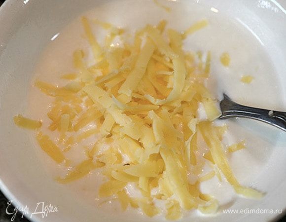 Для соуса смешать сливки, натертый сыр и чеснок. Посолить.