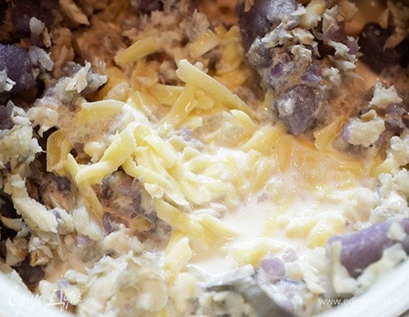 Залить картошку с рыбой соусом. Перемешать.