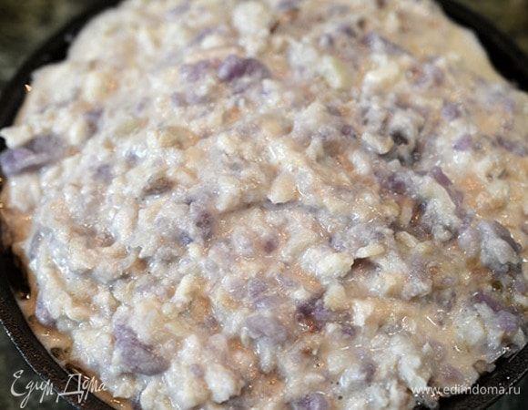 Выложить в форму или сковороду. И запечь в разогретой до 180°С духовке 20 минут. 