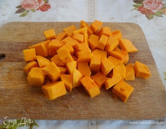 Тыкву промываем, очищаем и нарезаем. Нам потребуется 250 граммов.