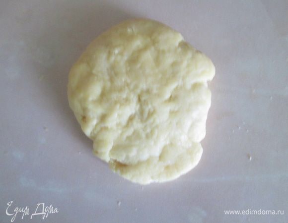 Для теста смешать просеянную муку с сахаром, добавить кусочками холодное масло, все раскрошить руками в мелкие крошки. Добавить яйцо и замесить тесто. Тесто убрать в холодильник примерно на полчаса.

