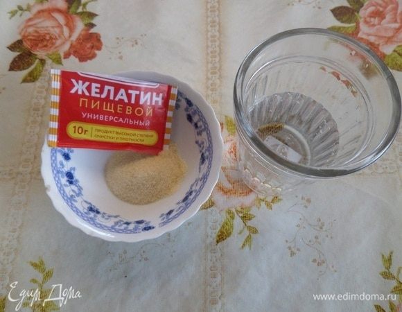 В чашку высыпаем желатин. Добавляем 100 мл холодной воды и оставляем на 5-10 минут.