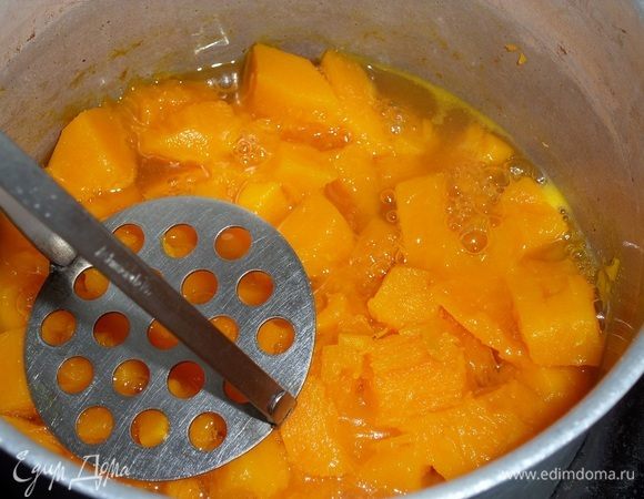 Тыкву разминаем до состояния пюре. Варим 5 минут.