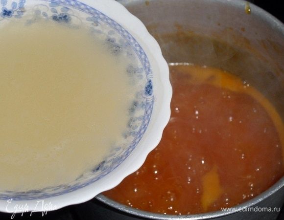 Добавляем набухший желатин. Перемешиваем массу.