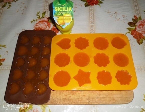 Разливаем массу по формам. Я использую силиконовые формы. Остужаем до комнатной температуры, а затем ставим в холодильник на 4 часа.