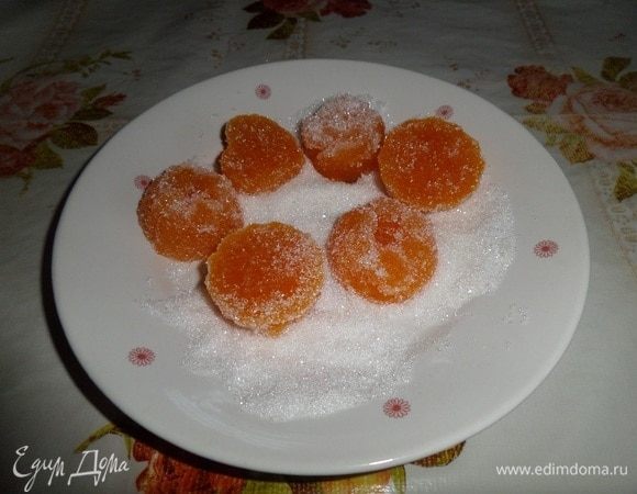 Обваливаем мармелад в сахаре или сахарной пудре.