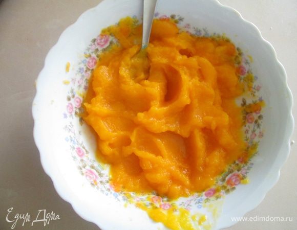 Приготовить тыквенное пюре. Тыкву очистить, отварить в воде до готовности, пюрировать блендером. 
К тыквенному пюре добавить 1 ст. л. сахарной пудры, мускатный орех, корицу. 
Все перемешать.