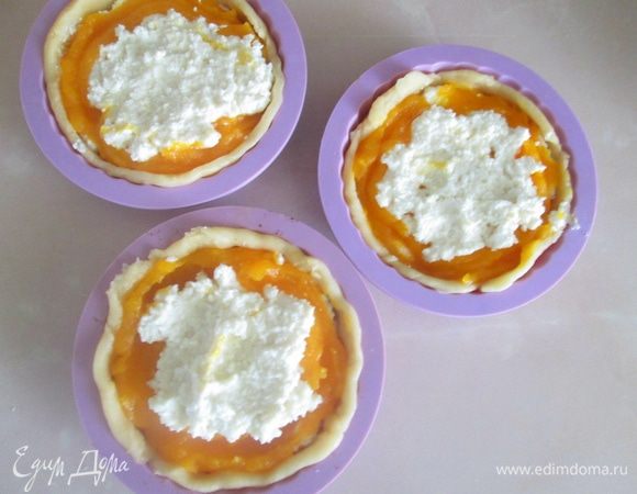 На середину тыквенного пюре выложить творог.
