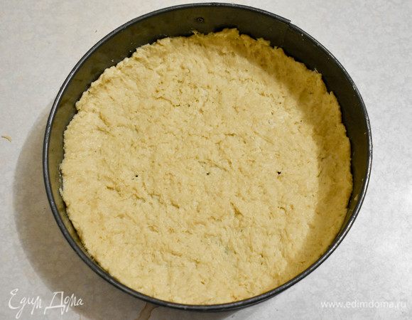 Выкладываем его в форму, смазанную маслом. Делаем бортики. Отправляем в холодильник.