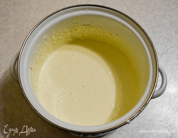 Желтки отделяем от белков, добавляем их в творог. Сюда же кукурузный крахмал, йогурт, сахар, ванилин. Все взбиваем. 
