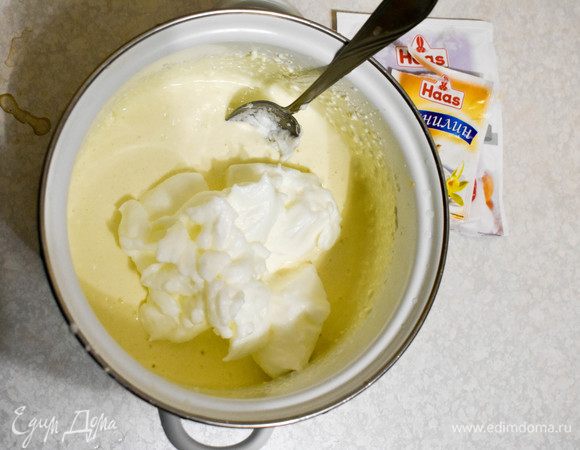 Белки взбиваем в крепкую пену. Аккуратно вводим в творожную массу, перемешиваем. 