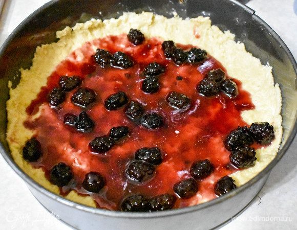 Тесто смазываем вареньем. У меня ежевичное.