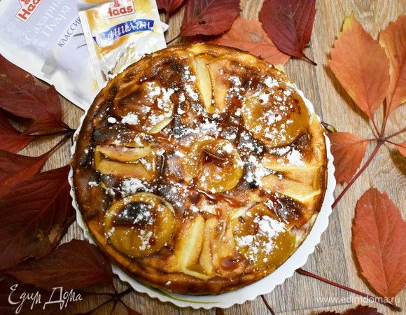 Отправляем в разогретую до 180°С духовку минут на 40. Даем пирогу остыть, посыпаем сахарной пудрой. 