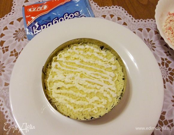 Уложить следующим слоем и нанести майонез.