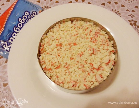 Самый верхний завершающий слой — крабовый. Все слои не забываем слегка утрамбовывать.