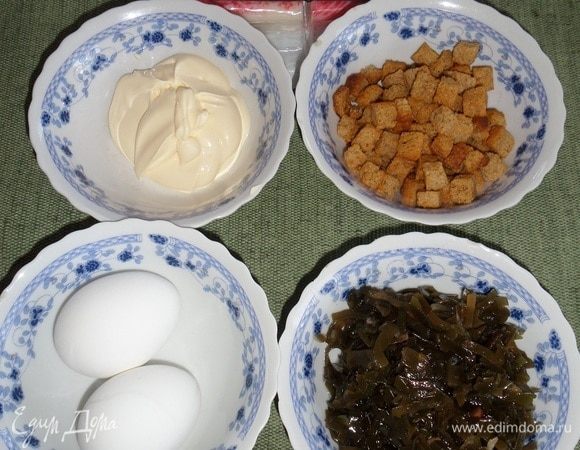 Подготавливаем продукты. Отвариваем куриные яйца 5 минут, остужаем и очищаем.