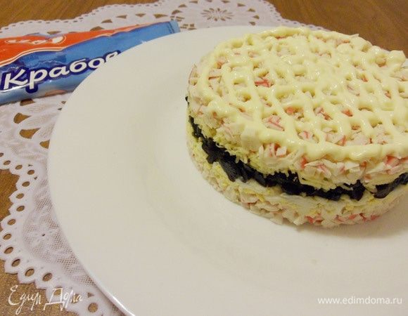 На поверхность салата нанести сеточку из майонеза.