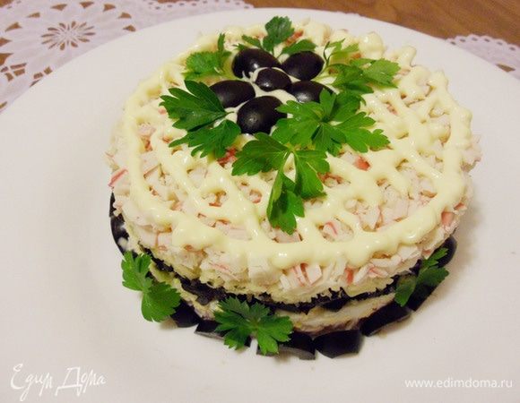 Украсить по вашему вкусу. Мне хотелось изобразить цветочек из черных оливок и веточек петрушки.