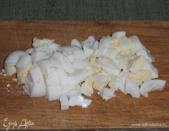 Куриное яйцо нарезаем кубиком.
