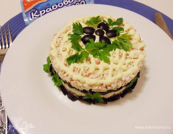 Крабовый салат с черносливом готов. Приятного аппетита! Угощайтесь!