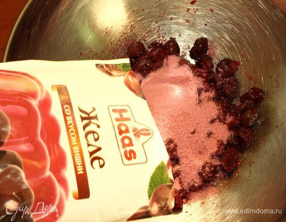 Вишню разморозить. Дать стечь жидкости. Приготовить из вишни и желе со вкусом вишни Haas желе, как указано на пачке производителя.