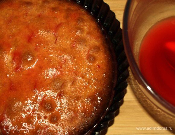 Пропитываем бисквит (можно использовать покупной, можно приготовить самим по проверенному рецепту).  