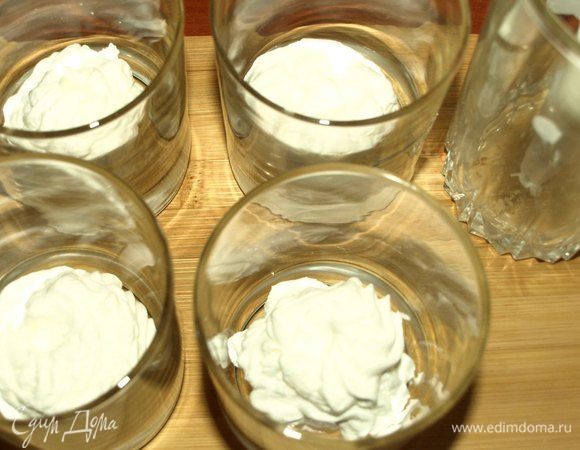 Собираем десерт. На дно стакана выкладываем немного взбитых сливок.