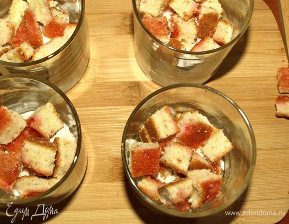 Следующий слой — нарезанный кубиками бисквит.