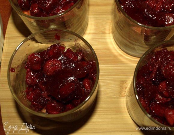 На бисквит выкладываем вишневое желе.