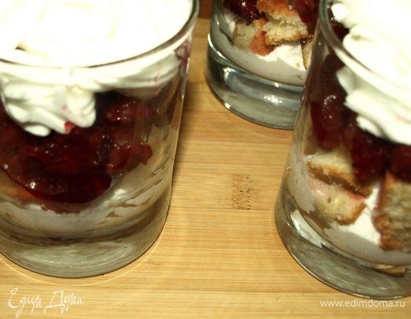 Сверху на желе выкладываем сливки. До подачи отправить в холодильник.