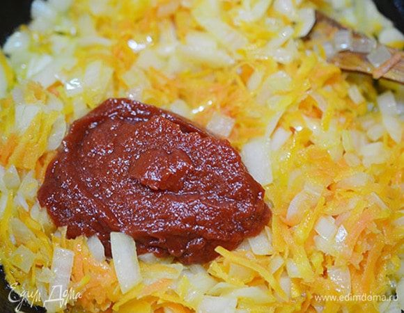 Добавить томатную пасту. Все перемешать и обжарить пару минут.