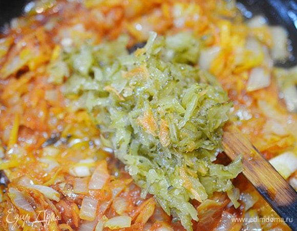 Добавить натертые соленые огурцы. Потушить. Посолить.