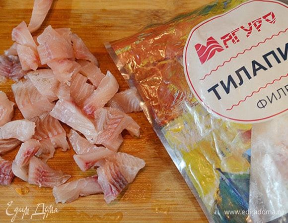 Тилапию нарезать на небольшие кусочки. Для приготовления рыбных блюд я всегда пользуюсь продукцией ТМ «Магуро». Рыба ТМ «Магуро» заморожена методом шоковой заморозки, практически не содержит льда и обладает высокими вкусовыми качествами.