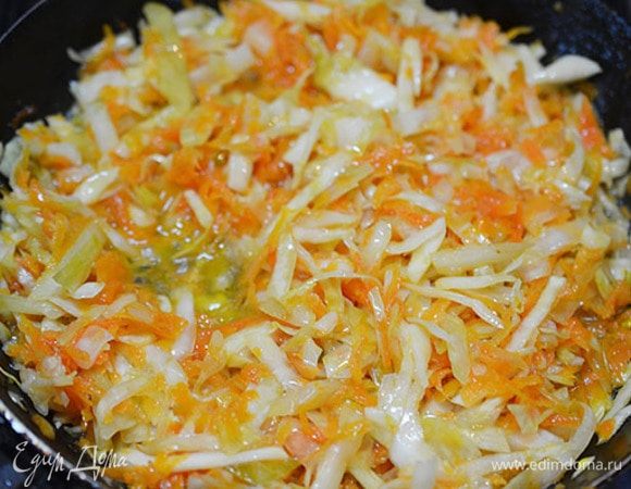 В этой же сковороде обжарить квашеную капусту минут 5. Затем добавит воды и потушить.