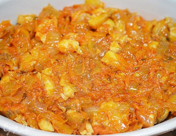 Затем — всю рыбно-овощную массу. И оставшуюся капусту.