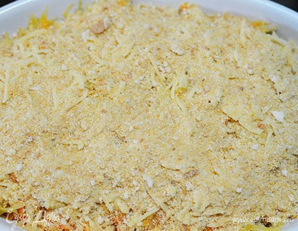 Панировочные сухари смешать с тертым сыром. Посыпать солянку, полить маслом.