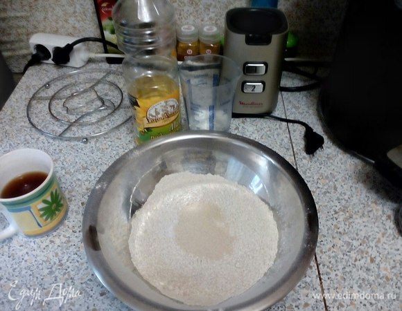 Просеять оба вида муки в одну емкость. В муку добавить соль, сахар, сухие дрожжи и все перемешать.