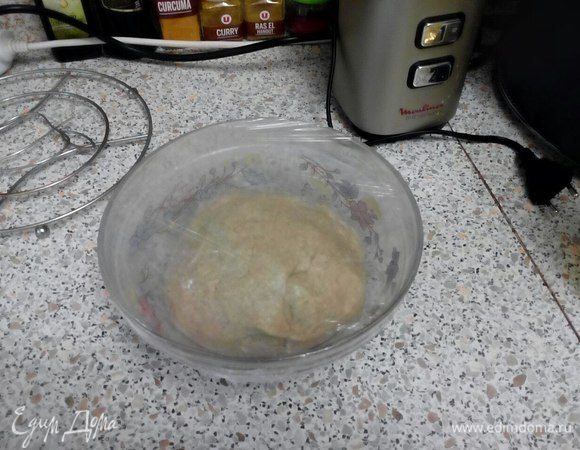 Добавить растительное масло и воду (порциями). Замесить тесто и вымешивать ~ 10 мин. Тесто накрыть пищевой пленкой и дать отдохнуть ~1-1,5 часа (емкость для теста смазать маслом).