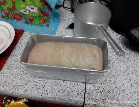 Немного вымесить тесто и положить в смазанную маслом форму. Накрыть пищевой пленкой и дать отдохнуть ~ 40-60 мин. Разогреть духовку до 180-220°С. Выпекать хлеб ~ 25 мин. (10-15 мин. при 220°С, 10-15 мин. при 180°С).