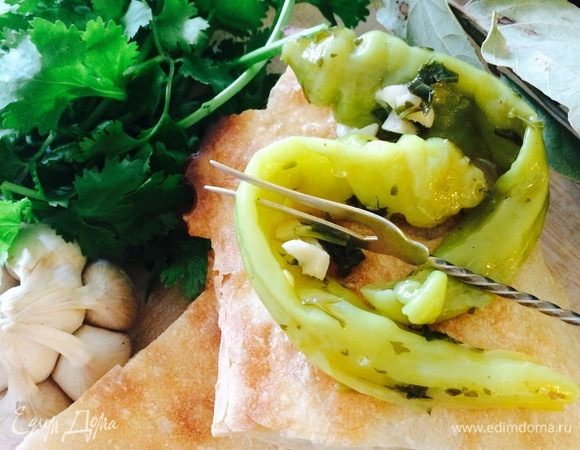 Готовый перец хранить в холодильнике.