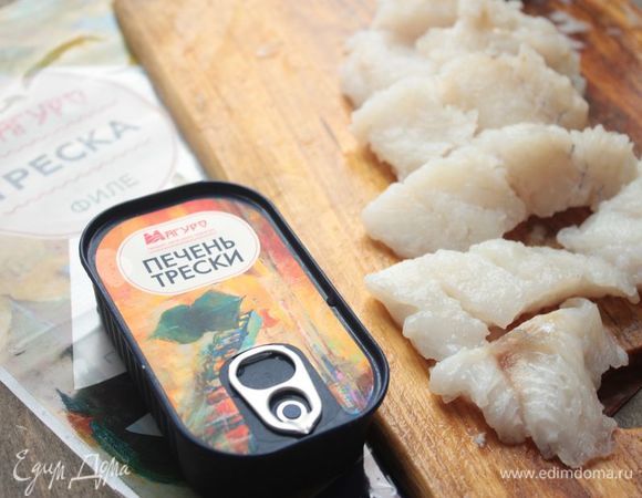 Упаковки филе трески ТМ «Магуро» хватает ровно на 4 зразы размерами чуть больше среднего, но я предпочитаю делать их небольшого размера. 
Порежьте филе трески на небольшие кусочки и сбрызните лимонным соком. Печень трески достаньте из банки, чтобы лишнее масло стекло, и порежьте поперек пластинками толщиной примерно 1 см.