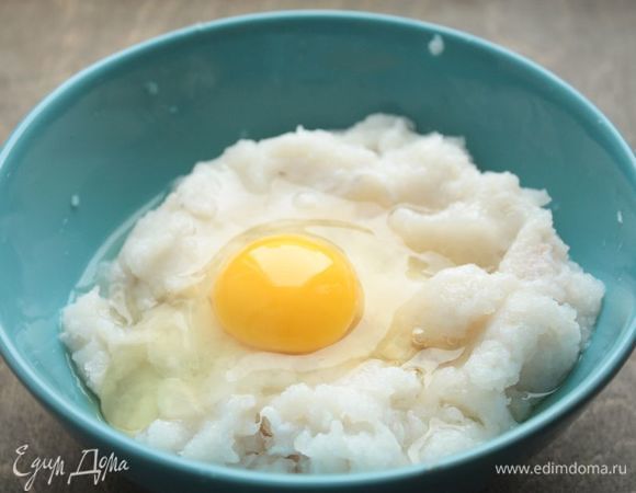 С помощью блендера измельчите филе трески вместе с луковицей до однородного состояния. Посолите по вкусу, добавьте 1 яйцо и замесите фарш.
